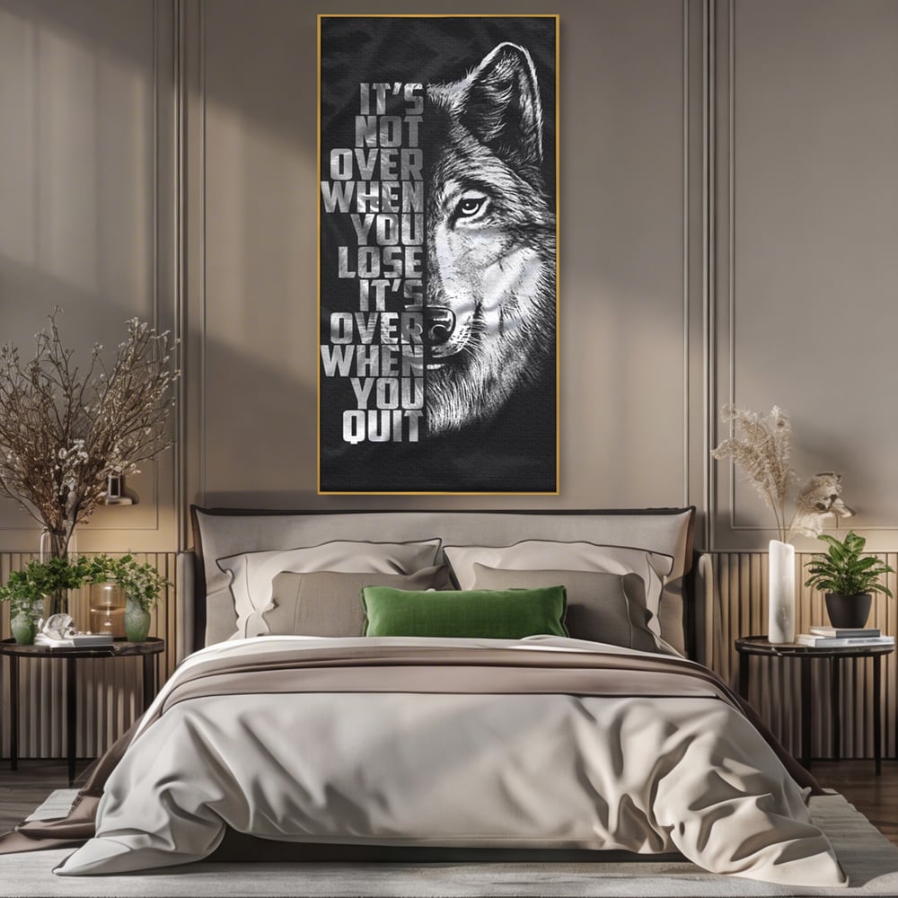 Tablou canvas cu tablou canvas cu lup si mesaj, in rama de aluminiu auriu, pe perete intr-un dormitor